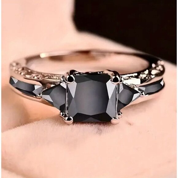 Classic Black Stone Ring Size 7 - Picture 2 of 3